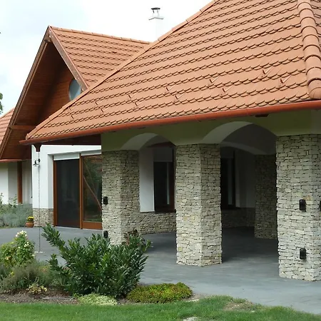 Villa Holiday Poroszló Apartman *